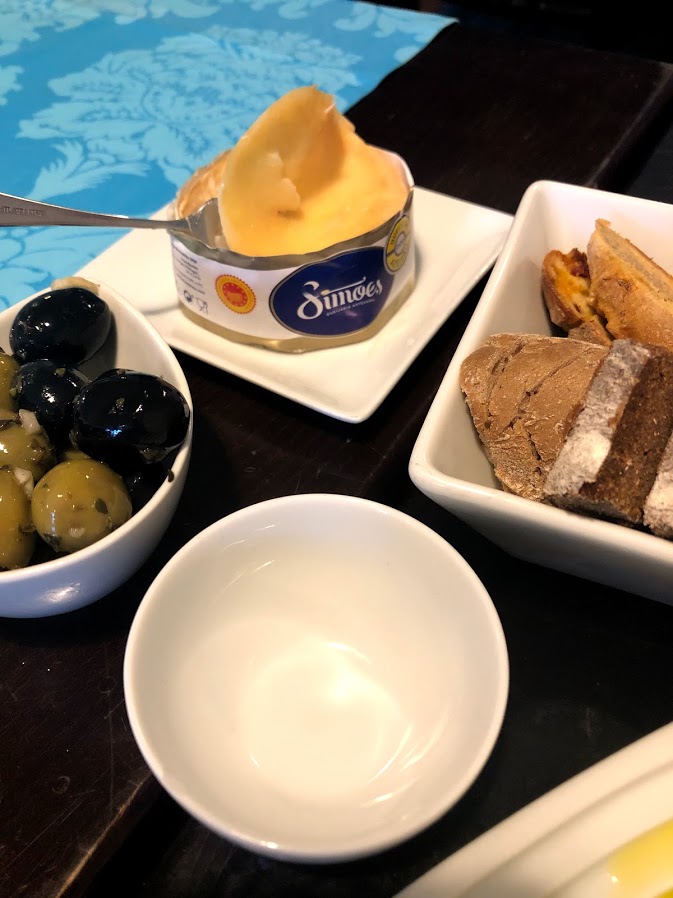 Queijo de Azeitão cheese and olives at Vinhas d'Alho in Porto