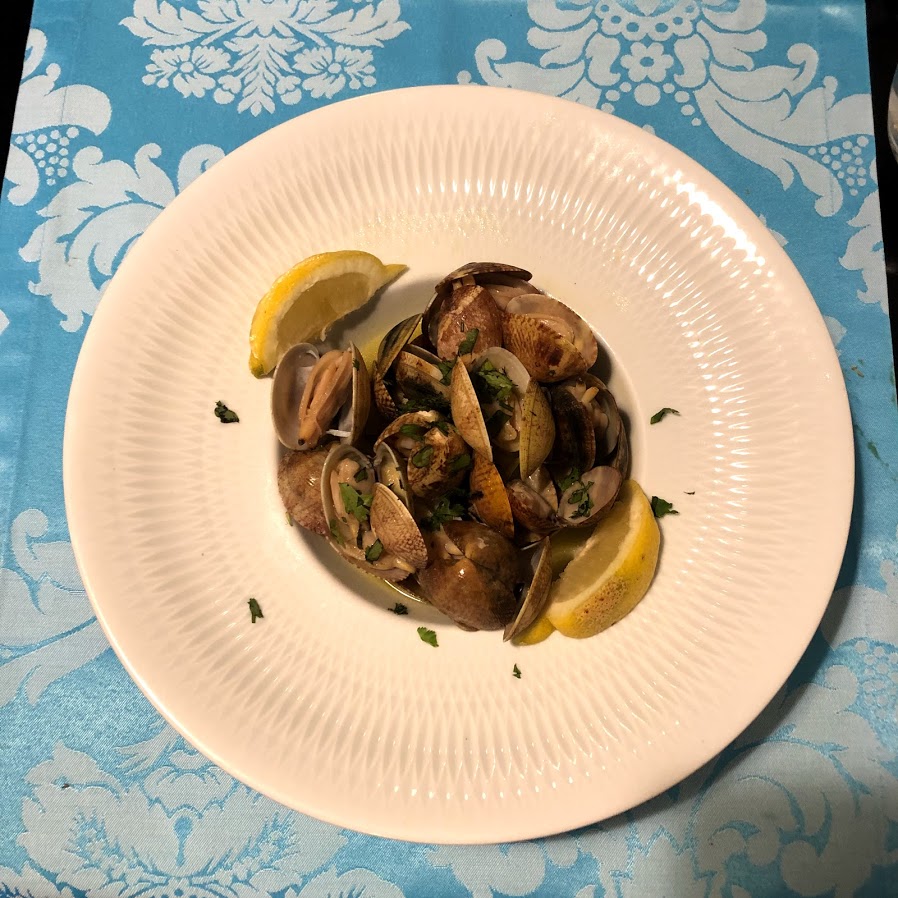 Clams with lemon at Vinhas d'Alho in Porto