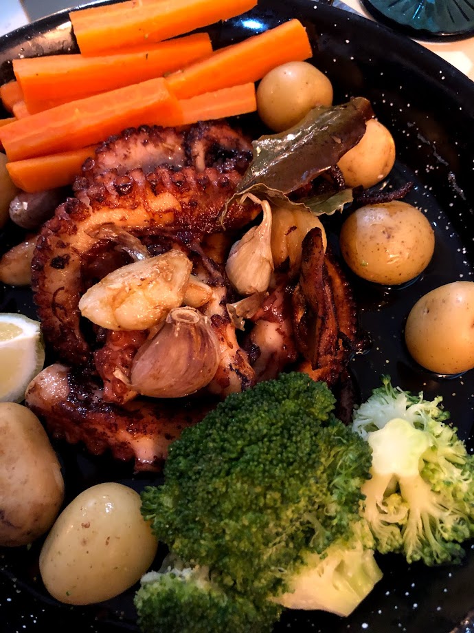 Octopus with garlic, potatoes and broccoli at Restaurante III Geração